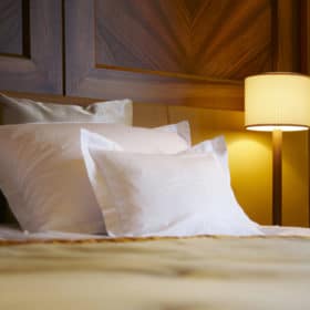 Bett im Schlafzimmer- Schlafhygiene verbessert den Schönheitsschlaf
